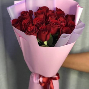 Прекрасный букет из 15 красных роз